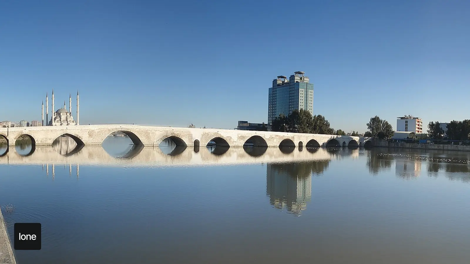 Adana gezi rotası için Taşköprü ve Seyhan çevresinden şehir manzarası