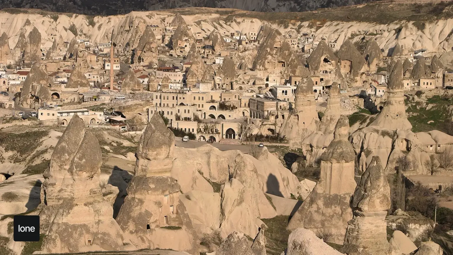 Kapadokya gezi rehberi için Göreme vadileri ve peri bacaları manzarası