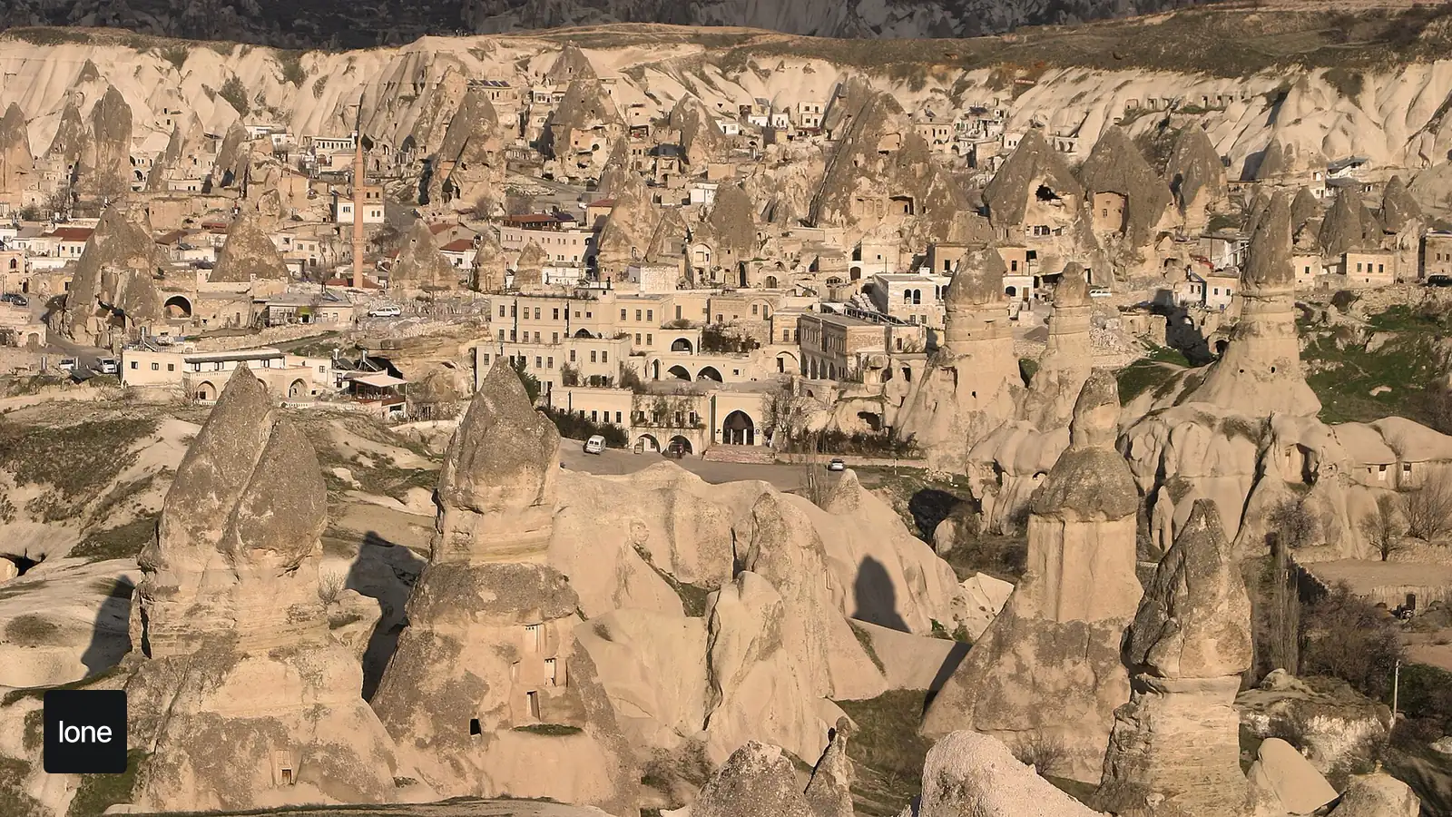 Kapadokya gezi rehberi için Göreme vadileri ve peri bacaları manzarası