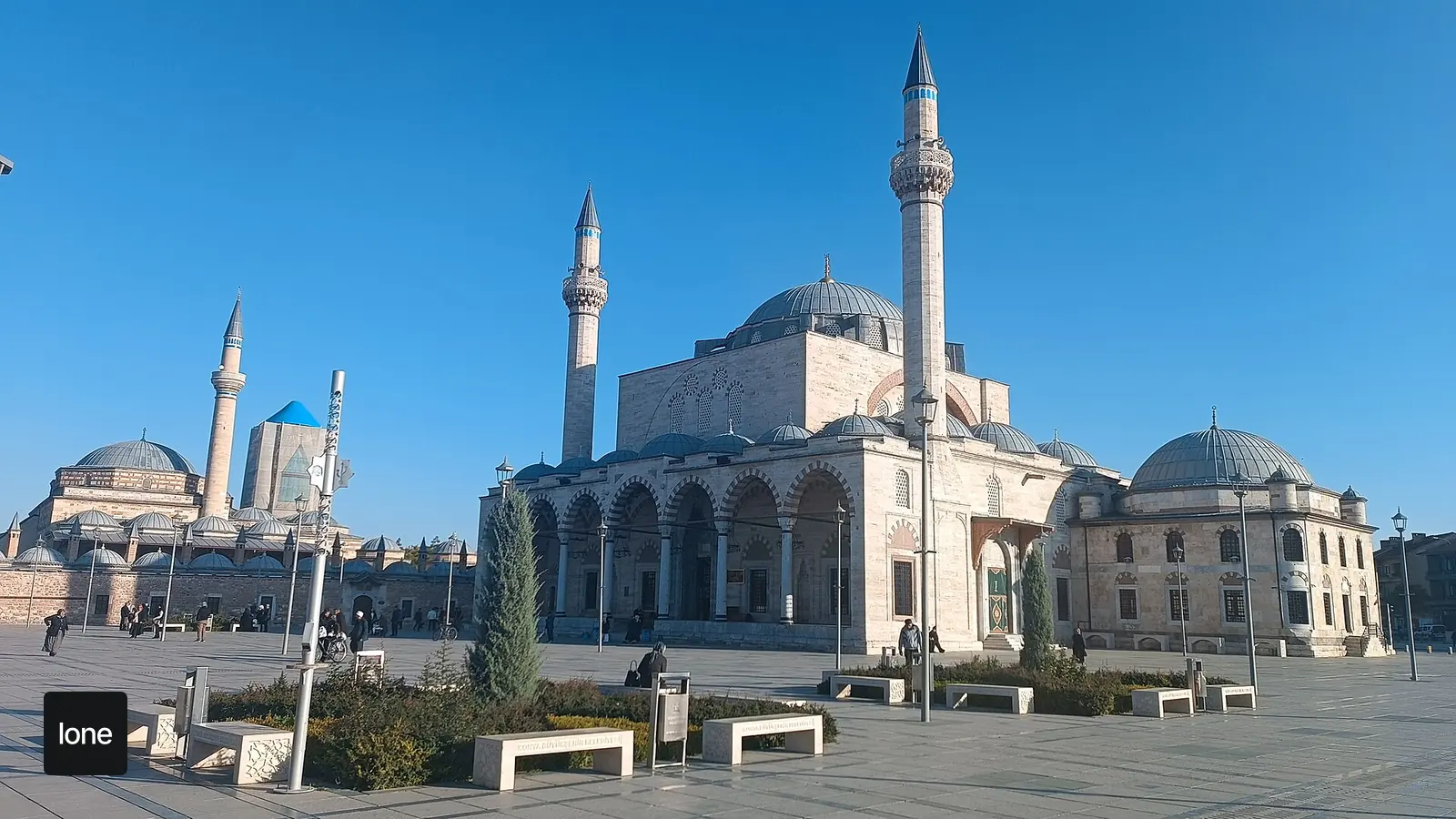 Konya gezi rehberi için Mevlana Müzesi ve şehir merkezi görünümü