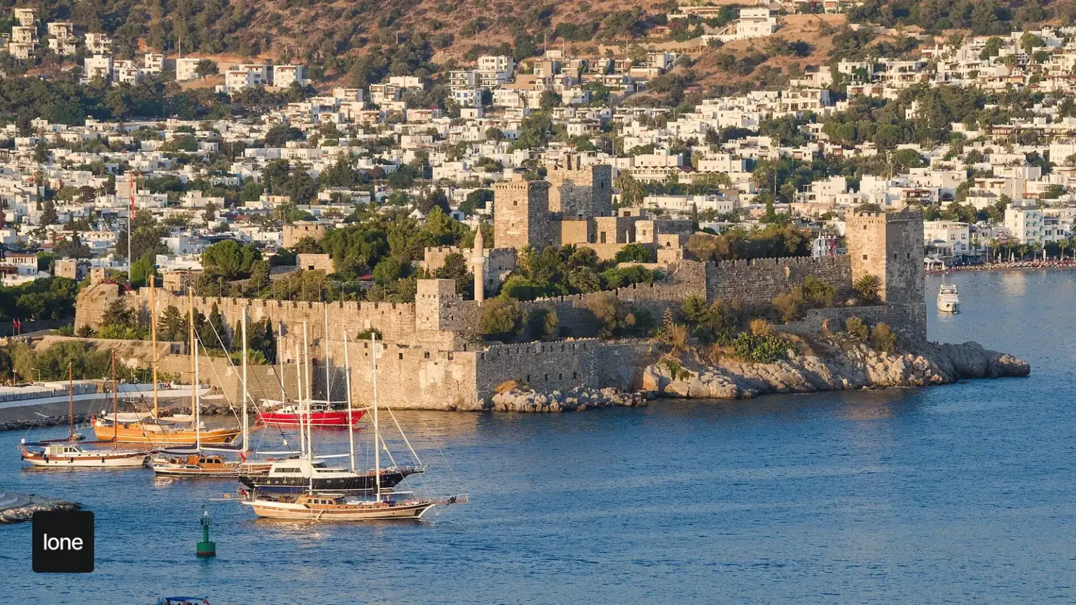 Muğla gezi rehberi için Bodrum Kalesi ve Ege kıyısı manzarası