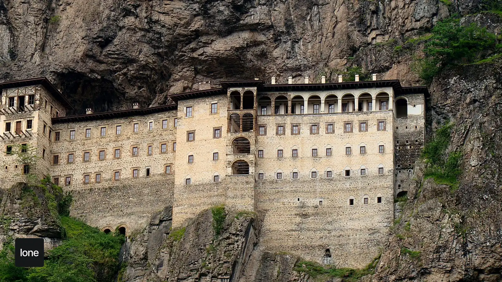 Trabzon gezi rehberi için Sümela Manastırı ve vadiden gerçek manzara