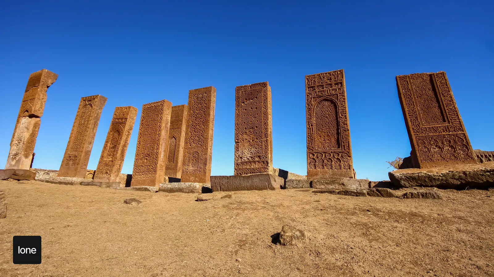Bitlis gezi rehberi kapsamında Ahlat + göl kıyısı temalı gerçek şehir fotoğrafı