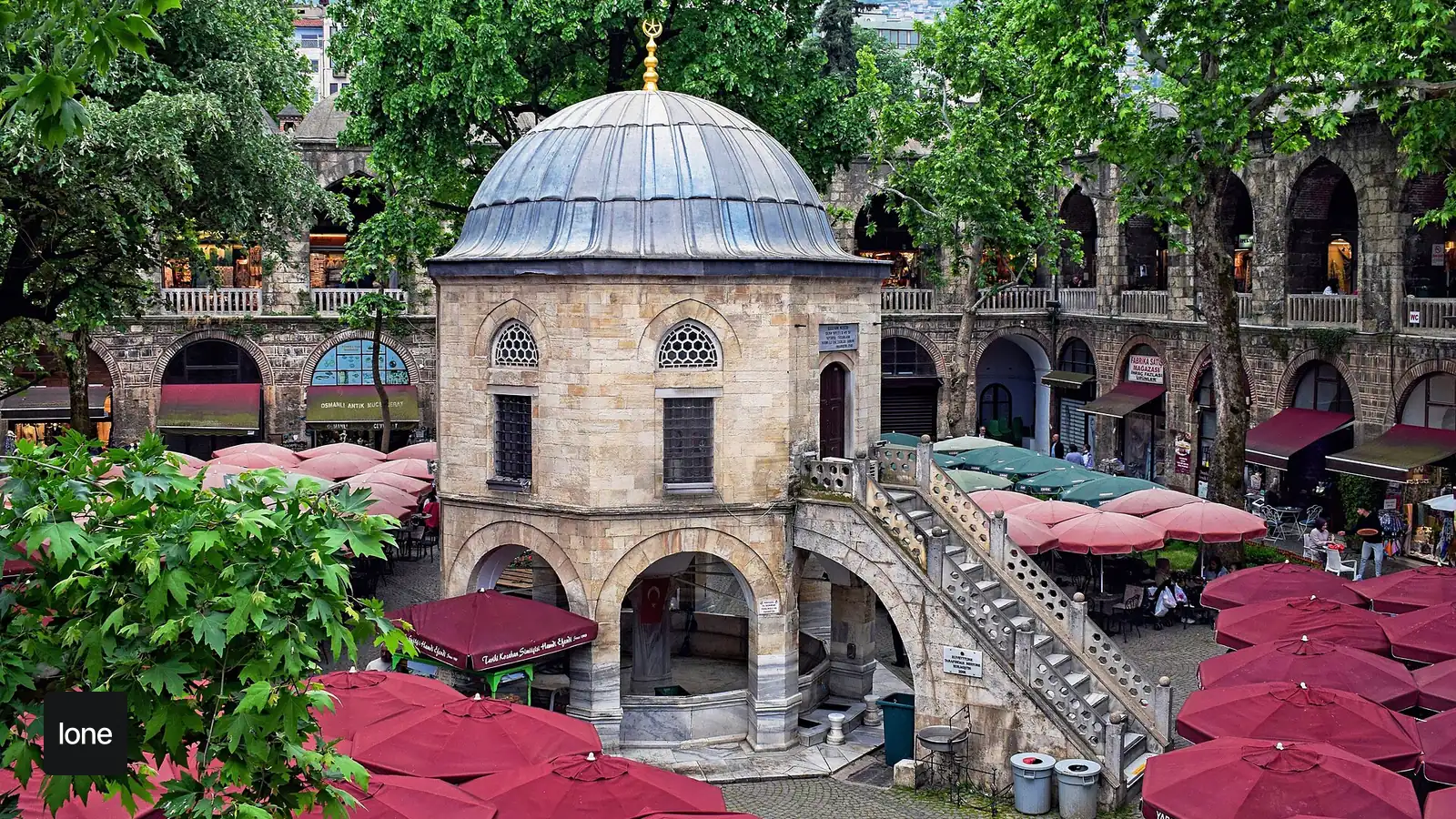 Bursa'da gezilecek yerler rotasında Koza Han avlusu ve tarihi çarşı atmosferi