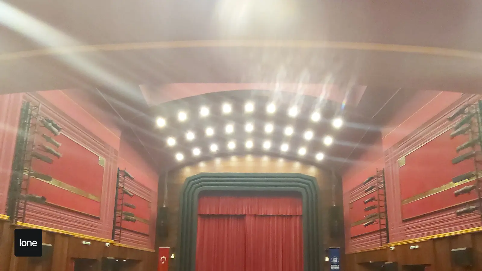 Bursa etkinlikleri için kültür merkezi ve şehirde konser tiyatro atmosferi