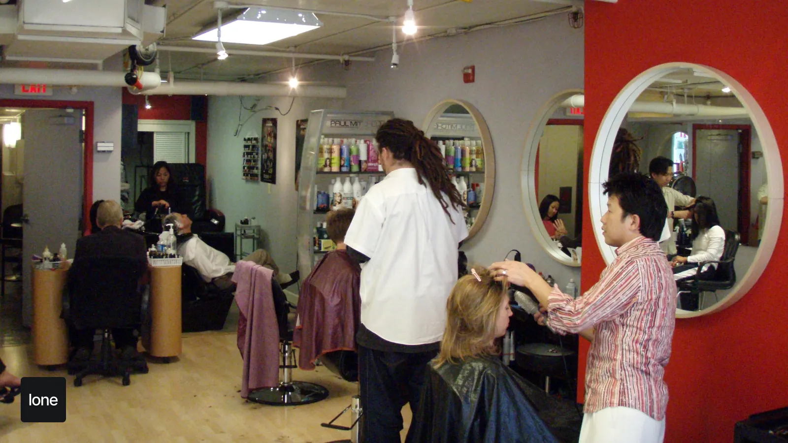 güzellik salonu online randevu için Salon içi + randevu ekranı temalı gerçek işletme fotoğrafı