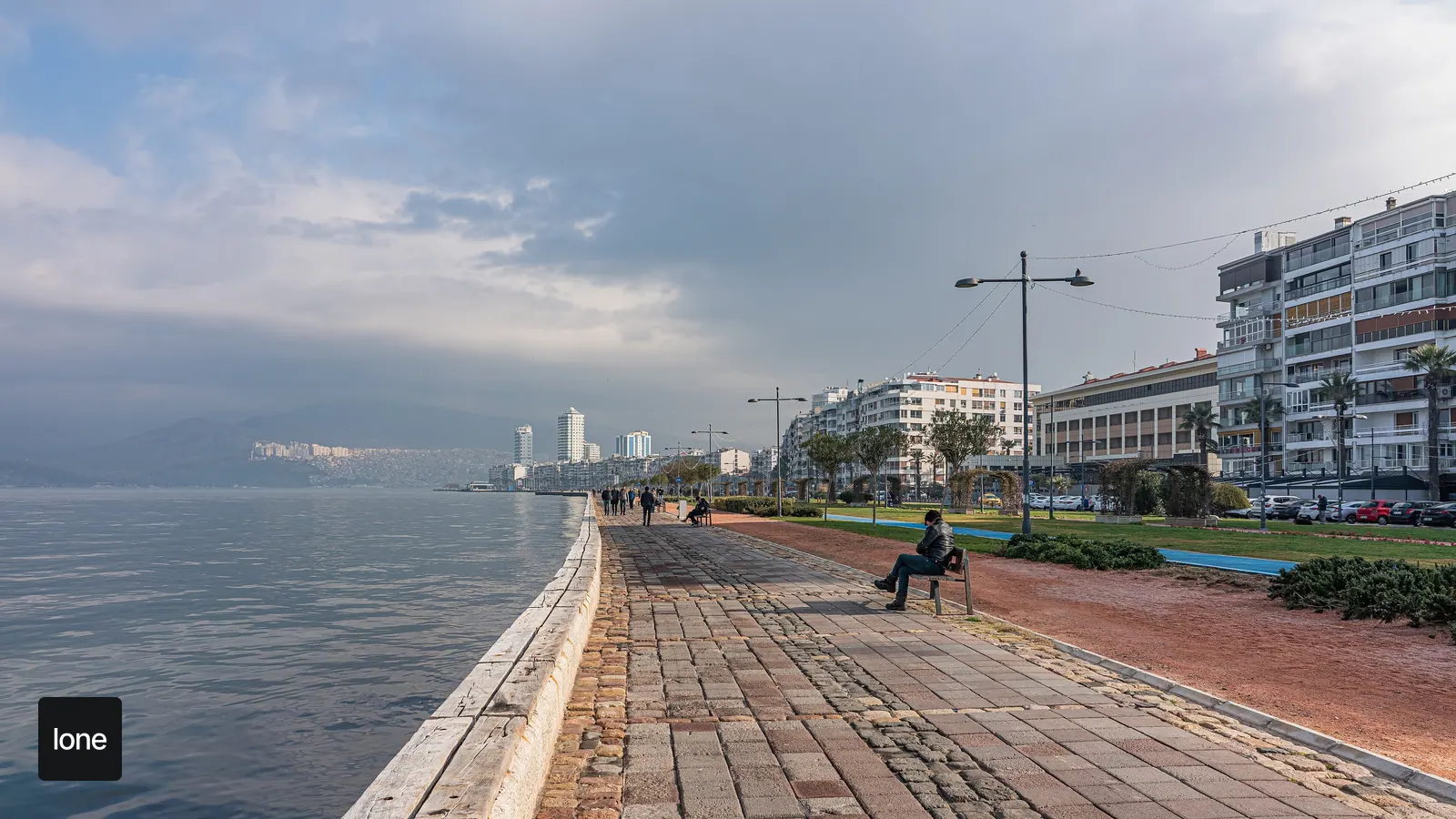 İzmir’de Sonbahar Rotaları: Kordon, Tarih ve Lezzet Durakları için gerçek fotoğraf kaynaklı öne çıkan görsel