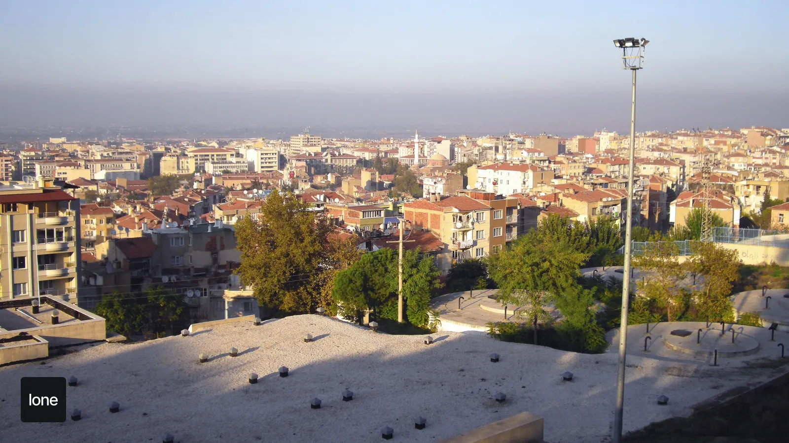 Manisa gezi rehberi kapsamında Spil + şehir merkezi temalı gerçek şehir fotoğrafı
