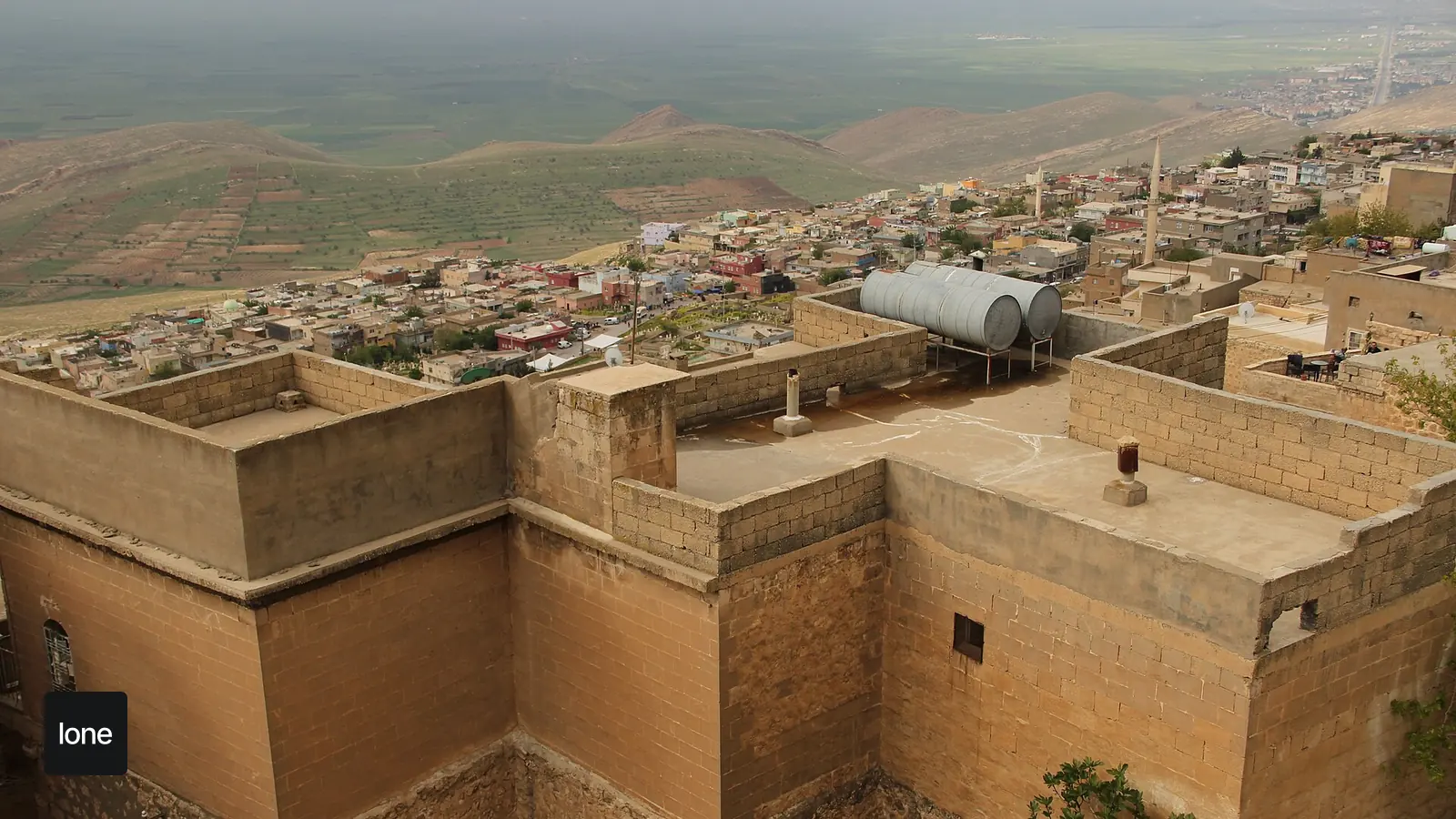 Mardin gezi rehberi için taş evler ve eski şehir manzarası