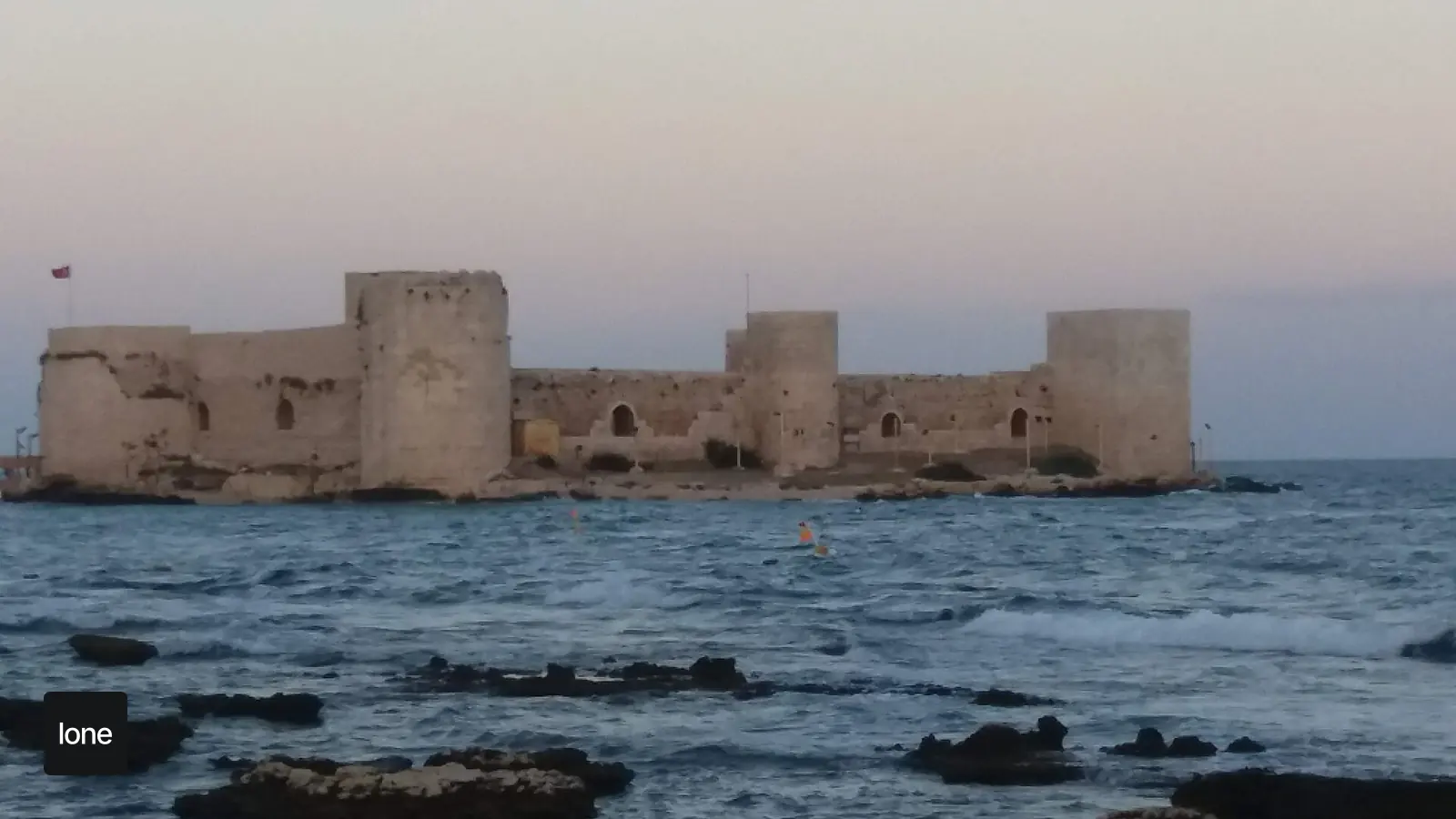 Mersin gezi rehberi için Kızkalesi ve Akdeniz kıyısı manzarası