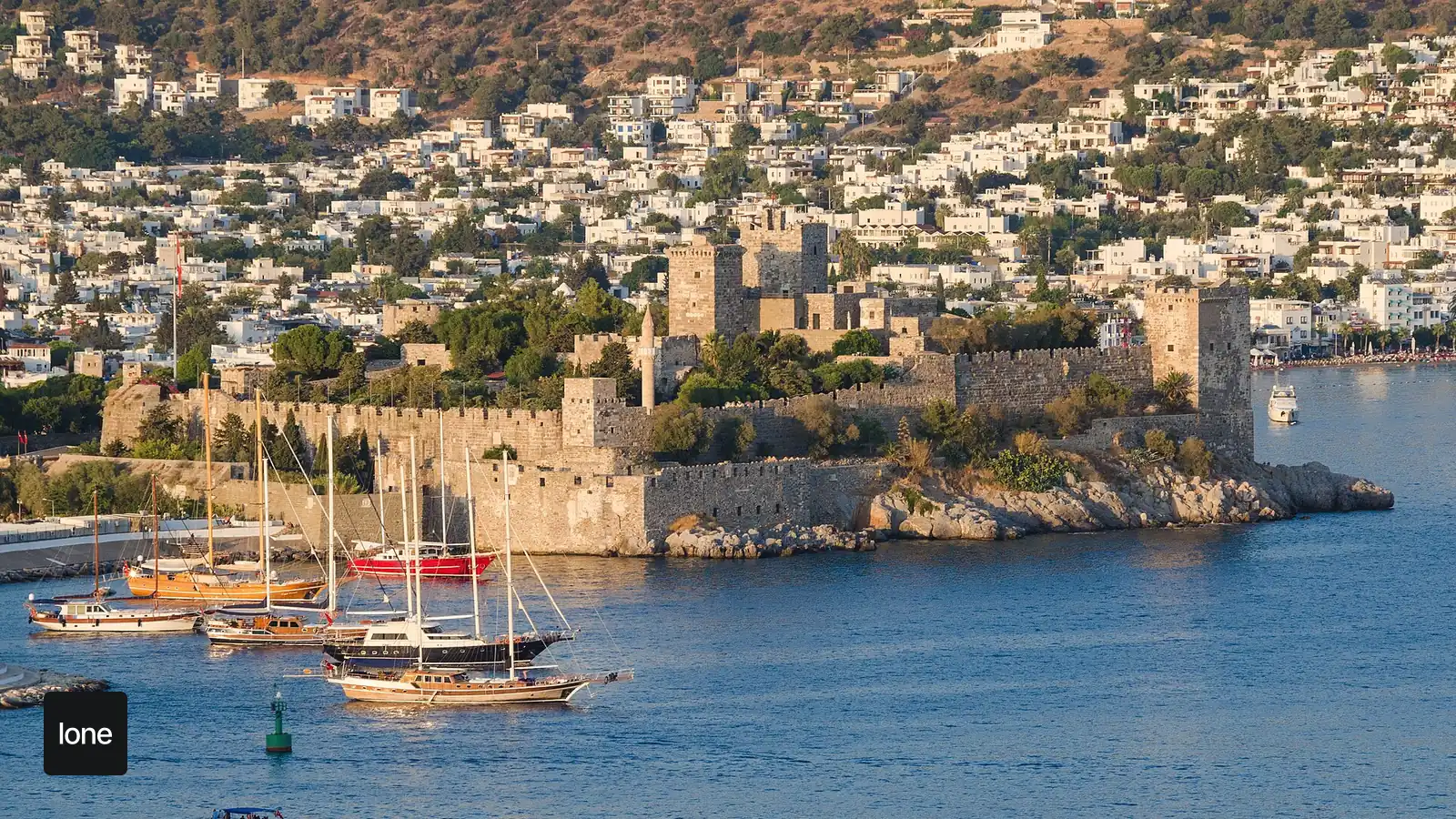 Muğla gezi rehberi için Bodrum Kalesi ve Ege kıyısı manzarası
